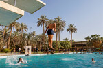 Один из сторонников Муктады ас-Садра ныряет в бассейн на территории Республиканского дворца в Багдаде, Ирак, 29 августа 2022 года