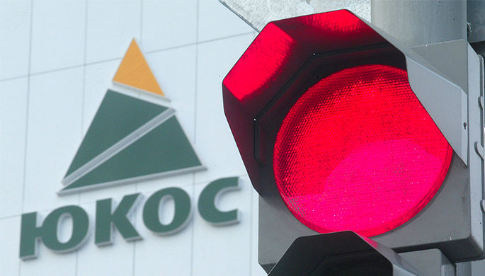 Светофор на фоне логотипа нефтяной компании ЮКОС в Нефтеюганске, 2004 год