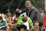 Президент США Билл Клинтон с детьми на лужайке Белого дома во время празднования Пасхи, 1993 год