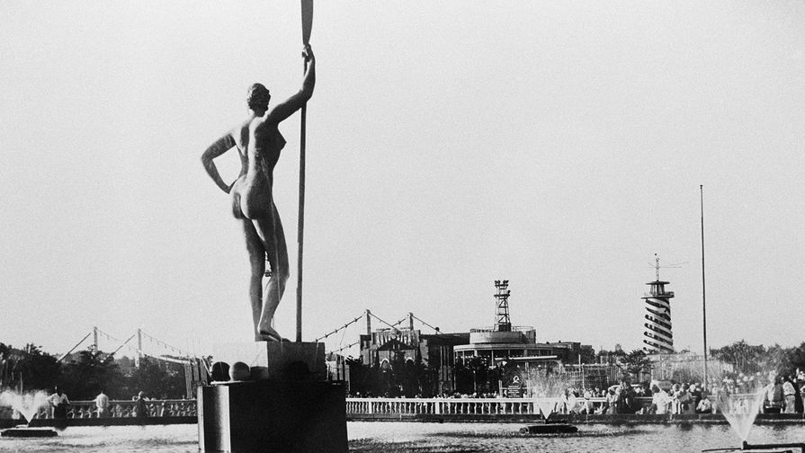 Скульптура девушка с веслом в ЦПКиО имени Горького, 1935 год