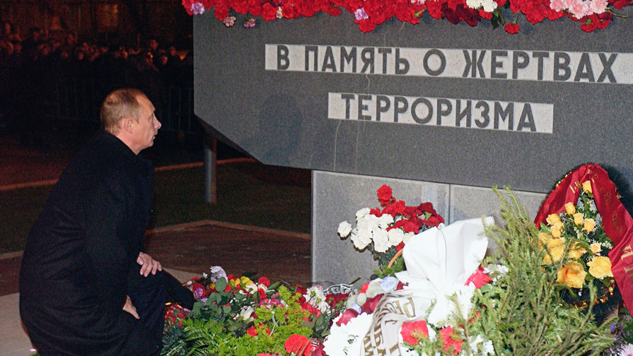 Президент России Владимир Путин у мемориала погибшим в результате теракта в театральном центре на Дубровке, октябрь 2003 года