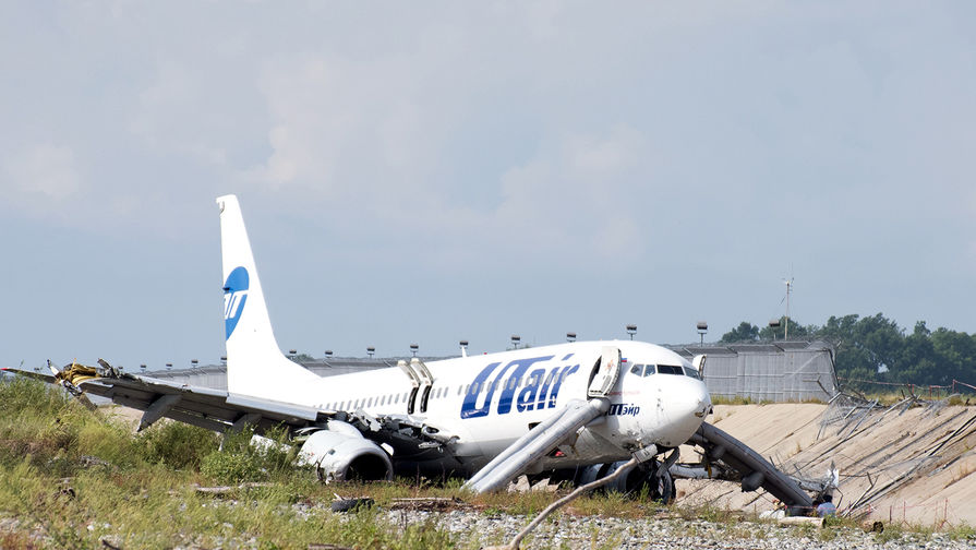 Самолет Boeing 737-800 авиакомпаниии Utair, рейса Москва - Сочи, совершил аварийную посадку в Сочи.