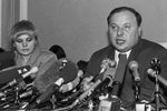 Лидеры блока «Выбор России»: Элла Памфилова и Егор Гайдар во время пресс-конференции в Москве, 1993 год