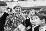 Композитор Александра Пахмутова в окружении учащихся хорового училища имени Михаила Глинки, 1978 год