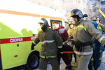 Сотрудники МЧС России во время спасения одного из жителей из-под завалов в результате взрыва газа в жилом доме в Магнитогорске, 1 января 2019 года