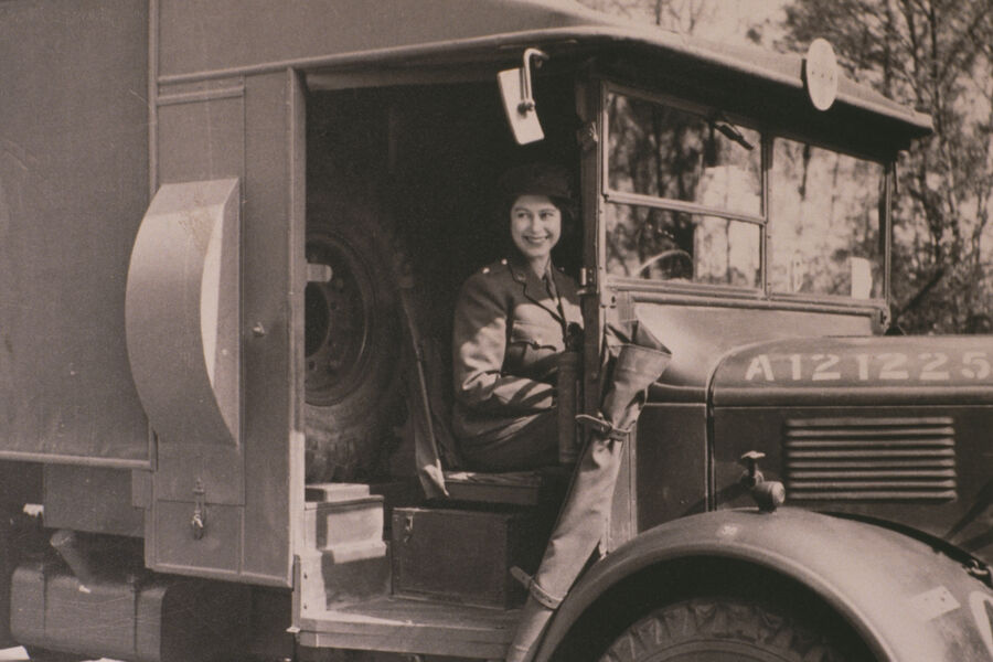 Принцесса Елизавета за&nbsp;рулем санитарного автомобиля во время Второй мировой войны, 1945&nbsp;год