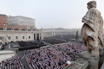 Во время панихиды по покойному папе Бенедикту XVI на площади Святого Петра в Ватикане, 5 января 2023 года
