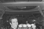 Хулио Иглесиас с подносом с пивом в Гамбурге, Германия, 1971 год