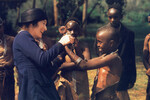 <b>«Из Африки» (1985)</b>
<br><br>
Действие мелодрамы Сидни Поллака происходит в Кении в первой половине XX века, когда она еще считалась частью Британской Восточной Африки. Это снова щемящая история любви с Мэрил Стрип в главной роли. Здесь она играет датскую баронессу Карен фон Бликсен-Финеке, приехавшую с мужем в Африку в надежде основать там ферму. Мечта не сбывается, но героиня встречает охотника Дэнниса Финча Хаттона в исполнении Роберта Редфорда. После того, как баронесса уличает мужа в неверности, у нее завязывается роман с Дэннисом.
<br><br>
За эту роль Мэрил Стрип в очередной раз была номинирована на «Оскар» как лучшая актриса, но не получила награду.
