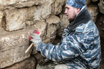 Археолог во время раскопок на месте демонтированного 14-го корпуса Московского Кремля