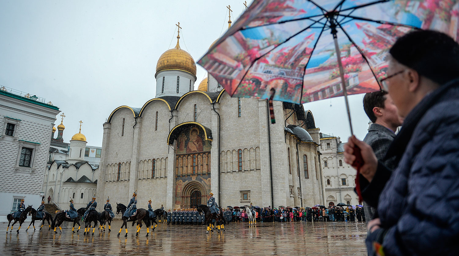 Церемония развода пеших и конных караулов на Соборной площади Московского Кремля