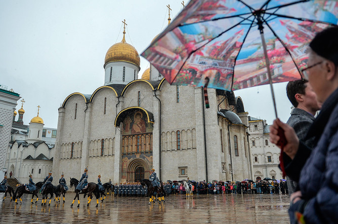 Церемония развода пеших и конных караулов на Соборной площади Московского Кремля