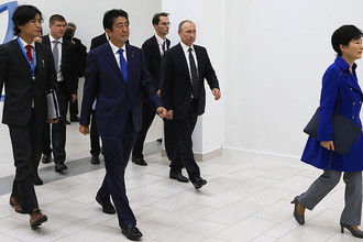 Президент Южной Кореи Пак Кын Хе (справа), президент России Владимир Путин (в центре) премьер-министр Японии Синдзо Абэ (слева на первом плане) перед началом пленарного заседания «Открывая Дальний Восток» в рамках II Восточного экономического форума на территории Дальневосточного федерального университета (ДВФУ) на острове Русский