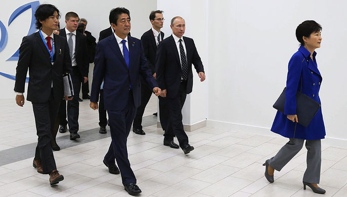 Президент Южной Кореи Пак Кын Хе (справа), президент России Владимир Путин (в центре)...