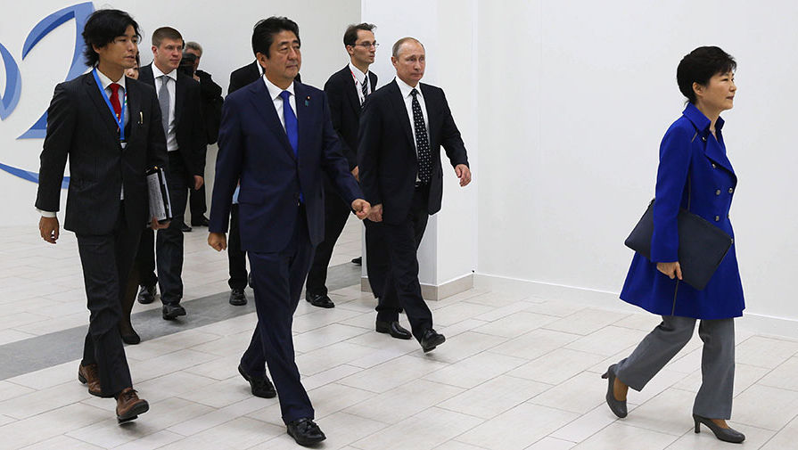 Президент Южной Кореи Пак Кын Хе (справа), президент России Владимир Путин (в центре) премьер-министр Японии Синдзо Абэ (слева на&nbsp;первом плане) перед&nbsp;началом пленарного заседания &laquo;Открывая Дальний Восток&raquo; в&nbsp;рамках II Восточного экономического форума на&nbsp;территории Дальневосточного федерального университета (ДВФУ) на&nbsp;острове Русский