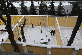 Пациенты на прогулке во дворе Государственного научного центра социальной и судебной психиатрии (ГНЦССП) имени Сербского