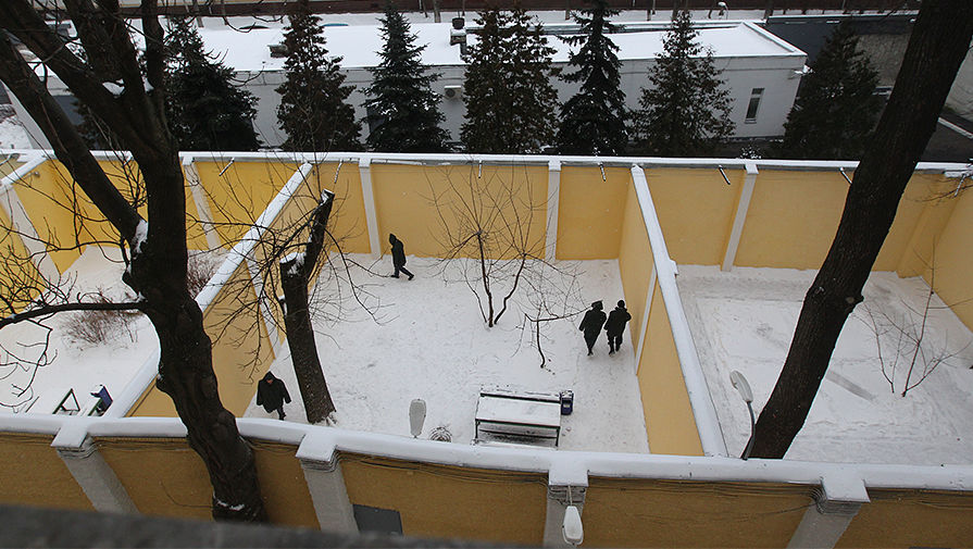 Пациенты на прогулке во дворе Государственного научного центра социальной и судебной психиатрии (ГНЦССП) имени Сербского