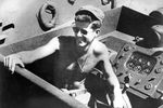 Младший лейтенант ВМС США Джон Ф. Кеннеди на борту патрульного торпедного катера РТ-109 во время Второй мировой войны в Тихоокеанском театре военных действий, 4 марта 1942 года