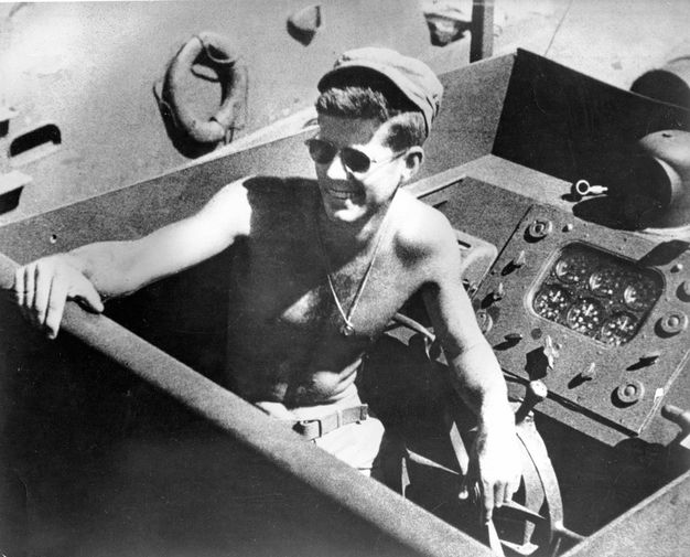 Младший лейтенант ВМС США Джон Ф. Кеннеди на&nbsp;борту патрульного торпедного катера РТ-109 во время Второй мировой войны в&nbsp;Тихоокеанском театре военных действий, 4&nbsp;марта 1942&nbsp;года