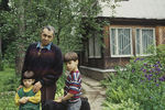 Роберт Рождественский с внуками за несколько месяцев до смерти в поселке писателей Переделкино, июнь 1994 года