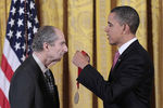 Бывший президент США Барак Обама награждает Филипа Рота Национальной гуманитарной медалью США, 2010 год