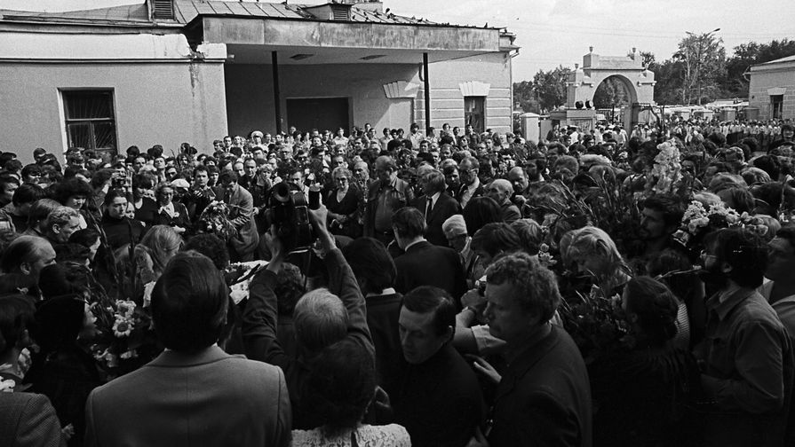 Прощание родных и близких
на&nbsp;Ваганьковском кладбище в&nbsp;Москве, 28 июля 1980 года