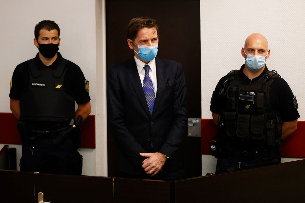 Экс-депутат Реми Дайе, обвиняемый в организации похищения 8-летней девочки, в зале суда города Нанси, Франция, 16 июня 2021 года