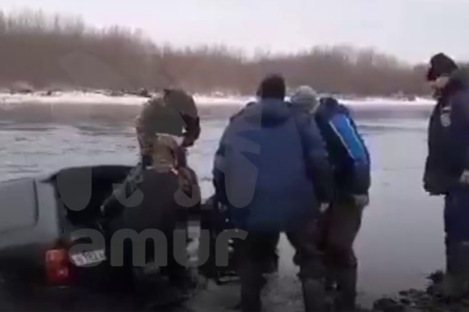 На Камчатке рыбаки утонули при попытке переехать реку на машине в 3 км от  моста - Газета.Ru | Новости