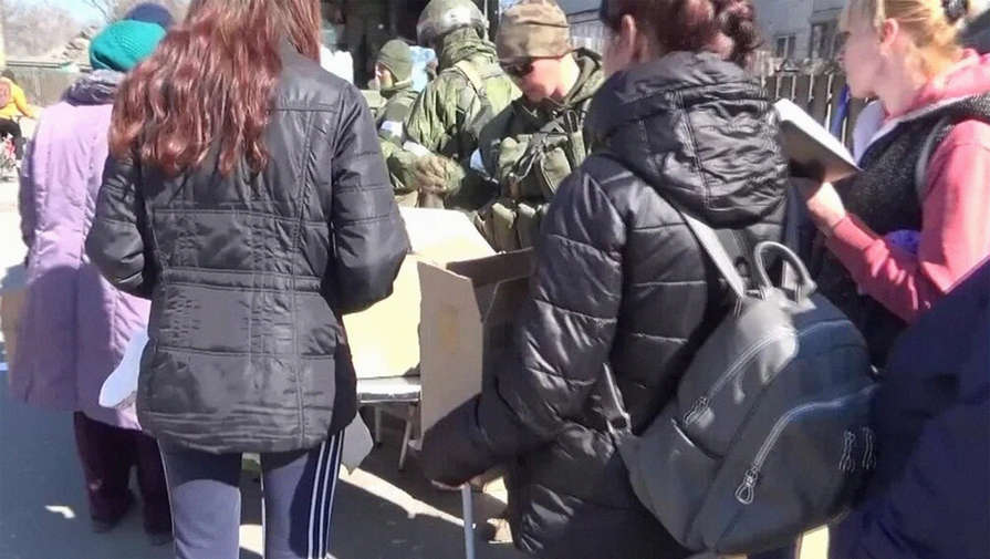 Российские военные доставили более 20 тонн гумпомощи в Киевскую область