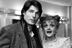 Кристофер Рив, звезда фильма «Супермен» и Анджела Лэнсбери за кулисами театра «Урис» в Нью-Йорке, 11 февраля 1979 года