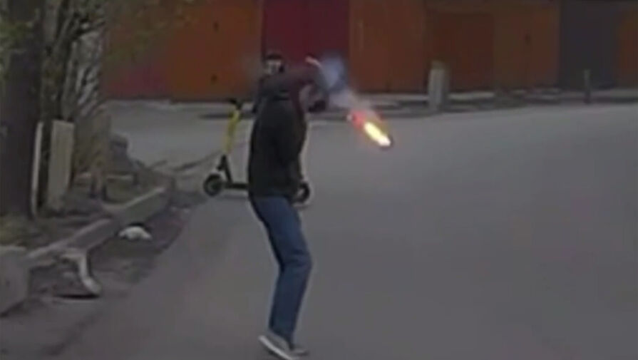 Во Владивостоке подростки расстреляли машину из сигнальной ракетницы