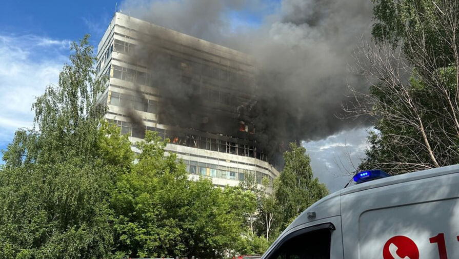 Названо место начала мощного пожара в здании во Фрязине