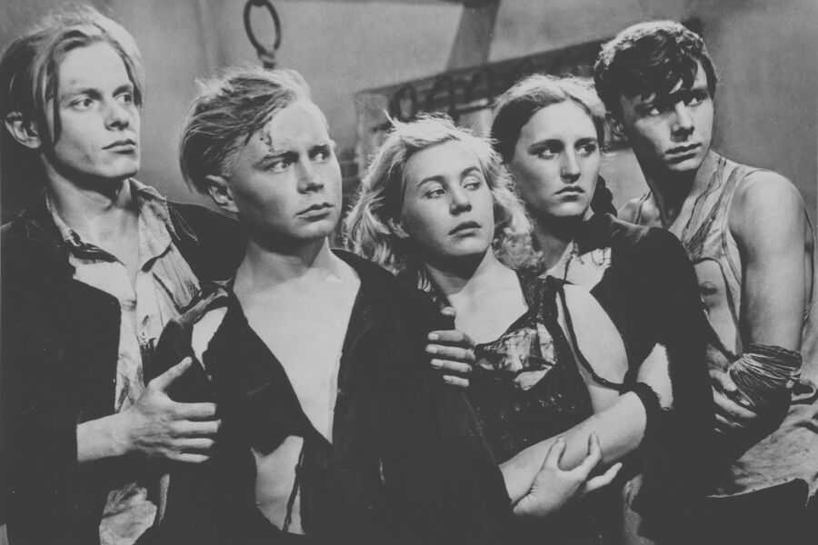 Актеры Борис Битюков, Владимир Иванов, Инна Макарова, Нонна Мордюкова, Сергей Гурзо (слева направо) в фильме «Молодая гвардия», 1948 год