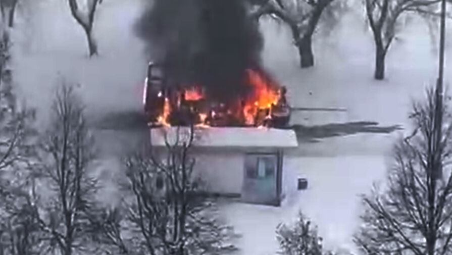 Медицинский автомобиль с инвалидом и врачами вспыхнул на юге Москвы и попал на видео