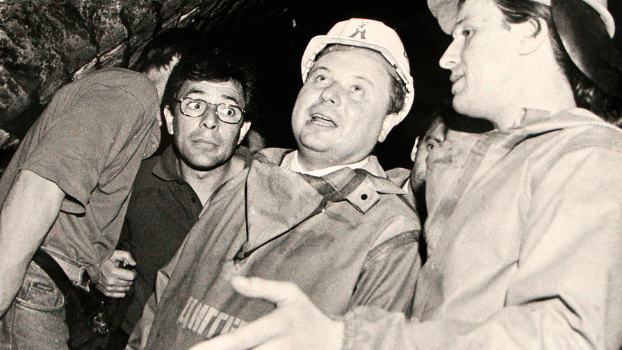 Егор Гайдар с диггерами в русле подземной реки Неглинки, 1995 год