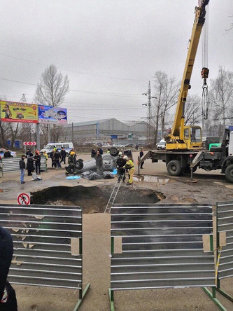 На месте падения автомобиля в яму с кипятком на улице Аустрина в Пензе, 19 ноября 2019 года