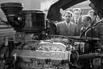 Члены делегации Коммунистической партии Франции во главе с заместителем главного секретаря партии Жоржем Марше осматривают двигатель, который позже будет устанавливаться на «КамАЗ», 1971 год