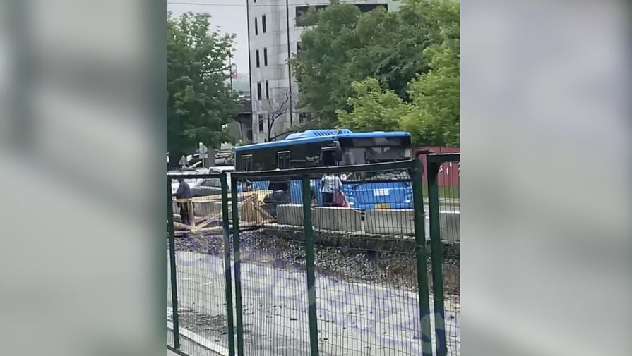 Водитель автобуса избил девушку и пытался уехать с места ДТП