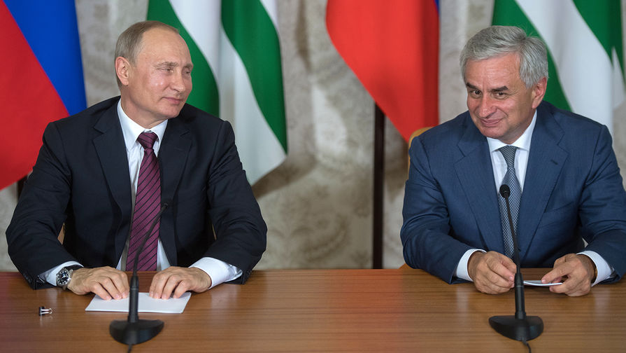 Президент Абхазии поздравил Путина с победой на выборах