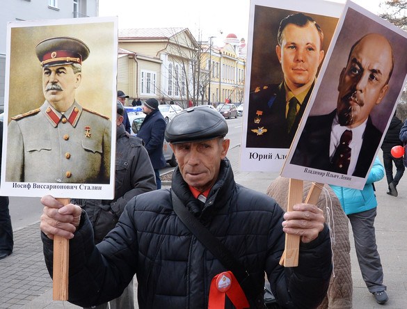Участник шествия в честь 102-й годовщины Октябрьской революции на проспекте Мира в Красноярске, 7 ноября 2019 года