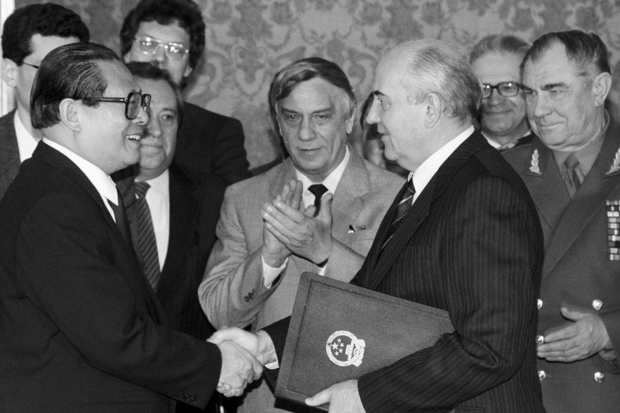 Генеральный секретарь ЦК КПК Цзян Цзэминь и президент СССР Михаил Горбачев после церемонии подписания советско-китайского соглашения о государственной границе на ее восточной части, 16 мая 1991 года