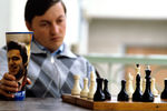 Карпов удерживал звание чемпиона мира на протяжении десяти лет, уступив его в 1985 году другому советскому шахматисту Гарри Каспарову