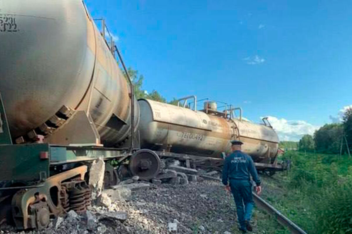 Под Тулой 12 вагонов сошли с рельсов из-за попытки ограбления поезда на  ходу - Газета.Ru | Новости