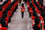 Гренадерские гвардейцы маршируют по улицам в день коронации британского короля Карла III в Лондоне, 6 мая 2023 года