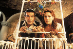 <b>«Дети шпионов» (2001)</b>
<br><br>
Бандерас не раз показывал себя как отличный комедийный актер. И эта серия фильмов — не исключения. Он исполнил роль отставного шпиона Грегорио Кортеса, который женился на Ингрид, коллеге с противоборствующей стороны, растит детей и развлекает их сказками на ночь.
