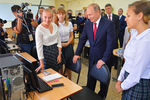Владимир Путин во время встречи с учениками гимназии №2 Владивостока в День знаний
