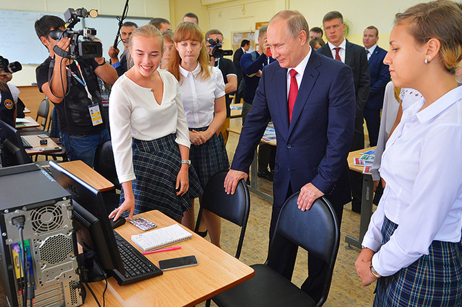 Владимир Путин во время встречи с учениками гимназии №2 Владивостока в День знаний