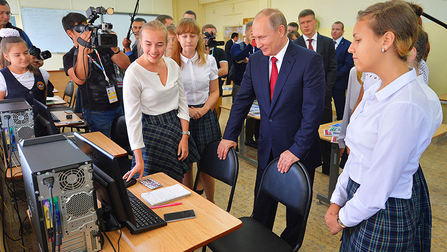 Владимир Путин во время встречи с&nbsp;учениками гимназии №2 Владивостока в&nbsp;День знаний