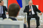 Премьер-министр Дмитрий Медведев и президент Владимир Путин на встрече с кандидатами от партии власти