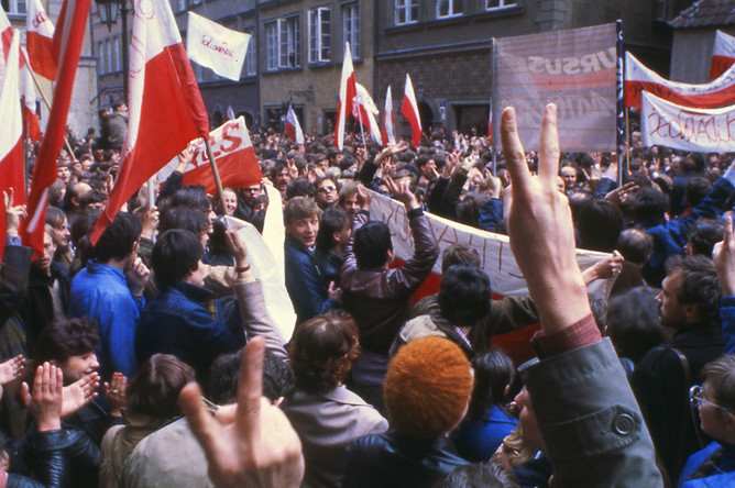 Протестующие в старом городе Варшавы, май 1982 года